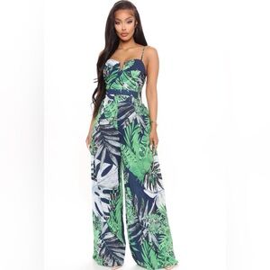 Cute romper both comfortable and flatter. Best of all it has pockets!